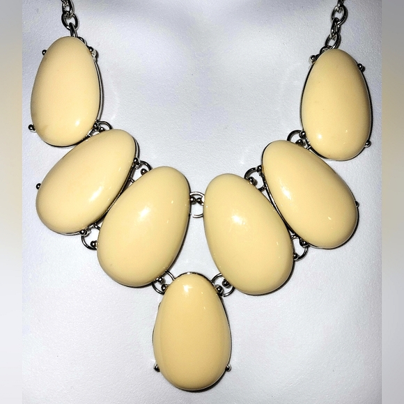Gorgeous Beige Silver Tone Statement Necklace - Picture 2 of 3